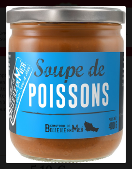 Traditionelle bretonische Fischsuppe mit frischen Kräutern und Baguette